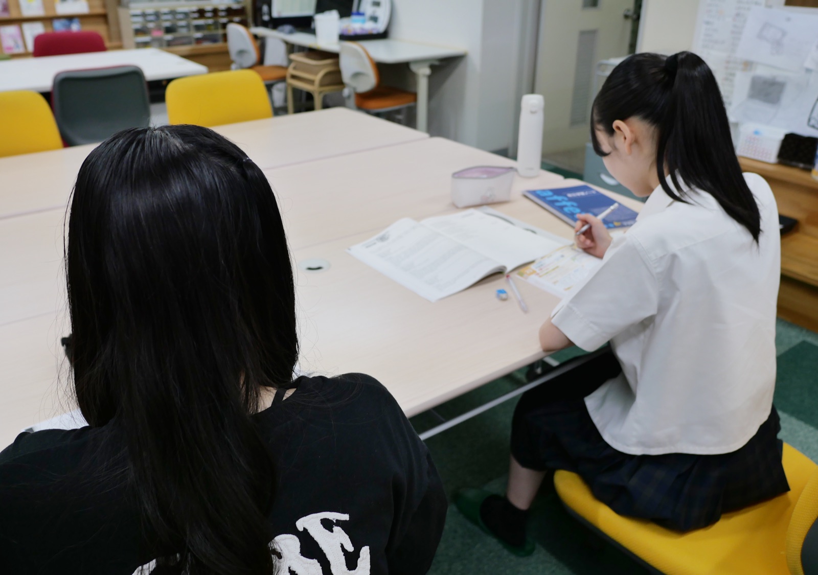 塾生が机でノートを開いて学習する様子