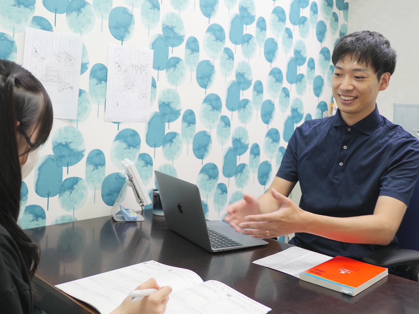 塾長と塾生が机を囲んで話す様子